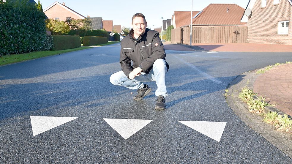 Völlens Ortsratsmitglied Bernd Knipper (CDU) freut sich darüber, dass die sogenannten „Haifischzähne“ in der Störtebekerstraße (Foto) in Völlenerfehn und in der Marderstraße in Völlenerkönigsfehn in den 30er-Zonen, wo die „Rechts-vor-Links-Regelung“ gilt, aufgebracht worden sind. Foto: Ammermann