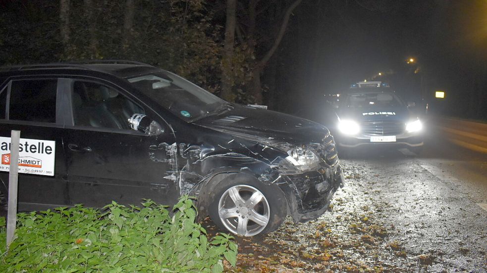 Das stark beschädigte Fahrzeug stellte der Autofahrer am Leda-Jümme-Weg ab - direkt an der Einmündung zur Hauptstraße. Fotos: Zein