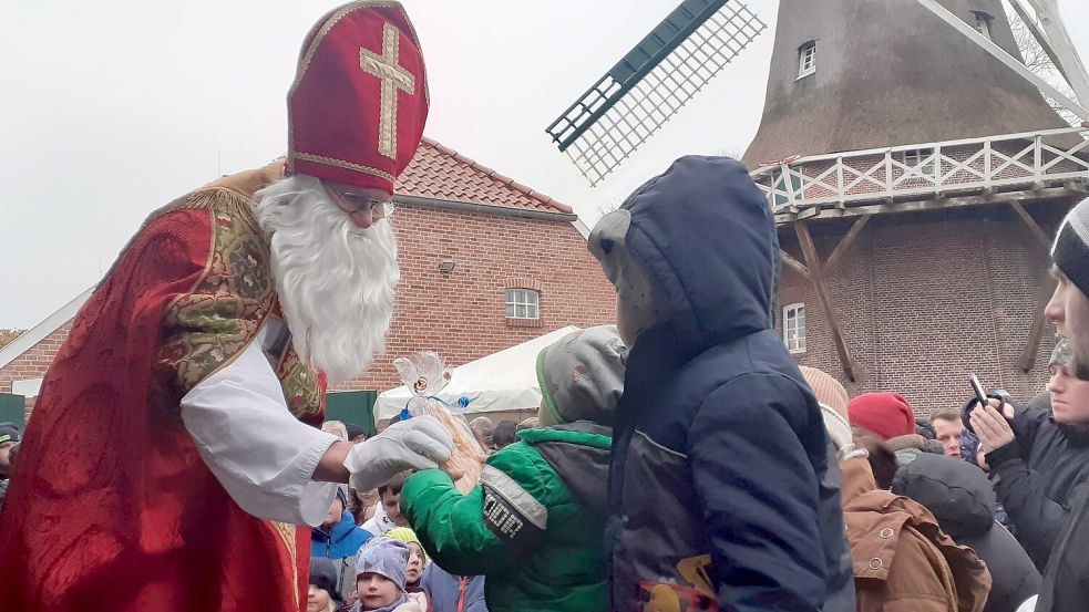 Der Nikolaus beschenkte die Jungen und Mädchen bei der Hahnentanger Mühle.