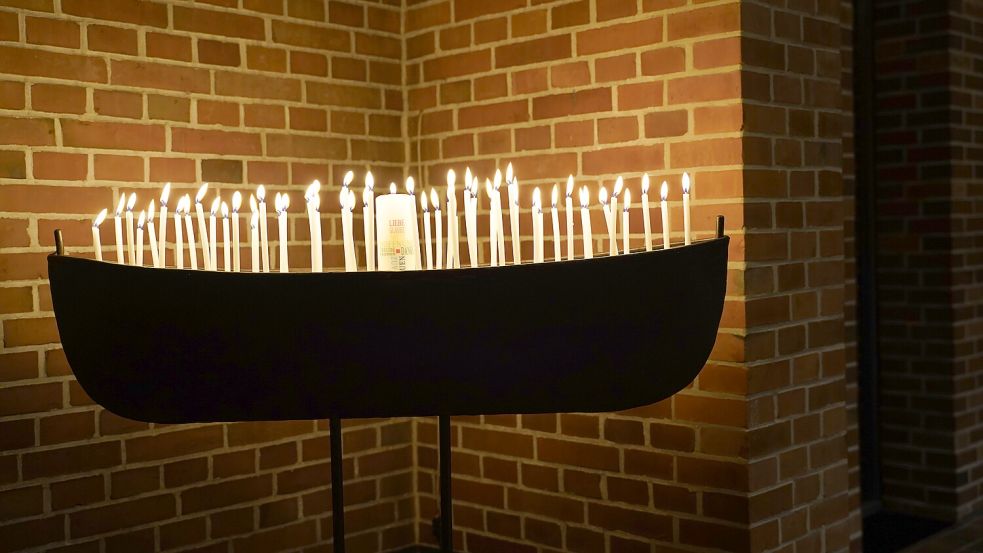 Das Fürbitten-Schiff mit Kerzen erstrahlte erstmals. Foto: Kirchenkreis Ammerland