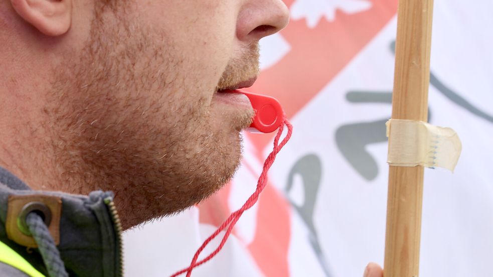 Wichtiges Protest-Utensil der Gewerkschaften: die Trillerpfeife. Foto: dpa/Bodo Schackow