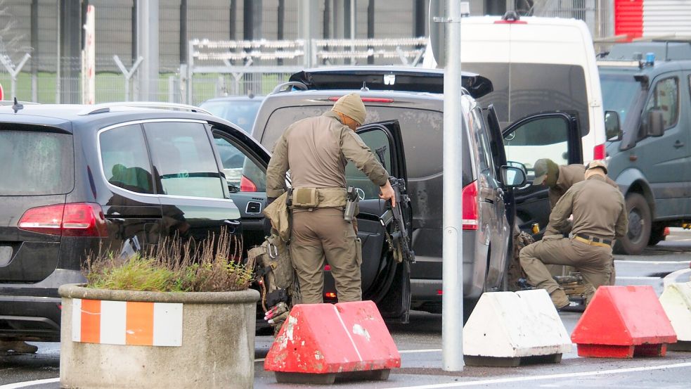 Am Samstag um kurz nach 20 Uhr hat ein Auto ein Tor zum Sicherheitsbereich des Hamburger Flughafens durchbrochen. So lief die Kommunikation mit dem Täter ab. Foto: Imago Images/Andre Lenthe