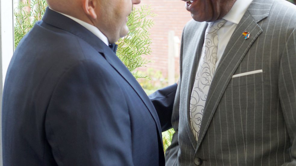 Heinrich Gerd-Witte mit Tshoha Letamba, Botschafter für die Demokratische Republik Kongo in Berlin, bei einem späteren Besuch anlässlich der feierlichen Übergabe des Exequaturs. Foto: Herbert Trentmann