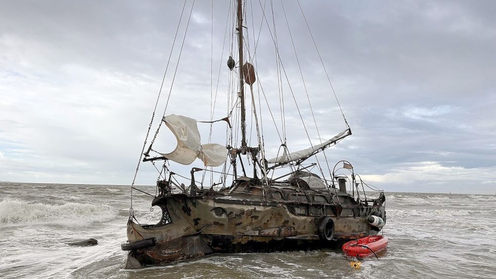 Ein bisschen gruselig sieht es ja aus: Ein selbst gebautes Segelboot ist am Strand von Norderney aufgelaufen. Foto: NRDNY