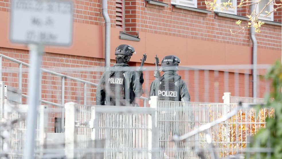 Ausnahmezustand in Blankenese: Nach einer Bedrohungslage an einer Stadtteilschule rückt die Polizei mit einem Großaufgebot an. Foto: Bodo Marks/dpa