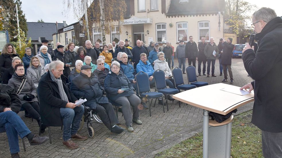 Westoverledingens Bürgermeister Theo Douwes (rechts) begrüßte zahlreiche Gäste zur Gedenkfeier. Foto: Ammermann