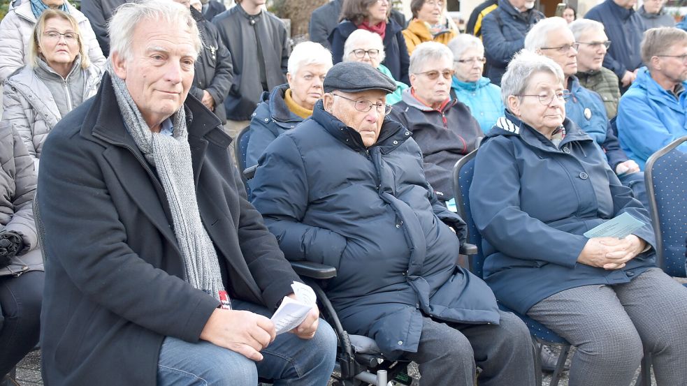 Unter den Gästen waren auch (von links) Wolfgang Kellner, Vorsitzender der Gesellschaft für Christlich-Jüdische Zusammenarbeit in Ostfriesland, der Holocaustüberlebende Albrecht Weinberg und Gerda Dänekas, die mit Weinberg in einer Wohngemeinschaft lebt. Foto: Ammermann