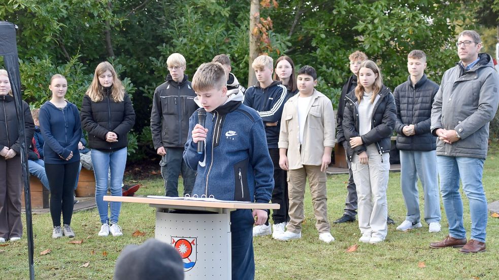 Die Schüler und Schülerinnen lasen Kurzporträts der 13 jüdischen Mitbürger, die damals in Westoverledingen gelebt haben, vor. Foto: Ammermann