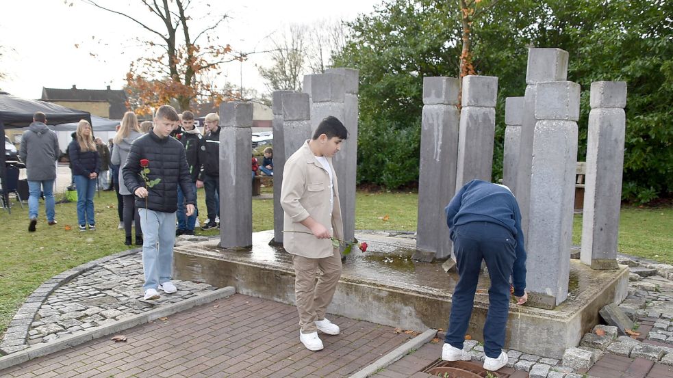 An der Gedenkfeier wirkten auch Schüler des Schulzentrums Collhusen mit. Sie lasen Kurzporträts der 13 ehemaligen jüdischen Mitbürger vor, die in Westoverledingen gelebt haben. Foto: Ammermann