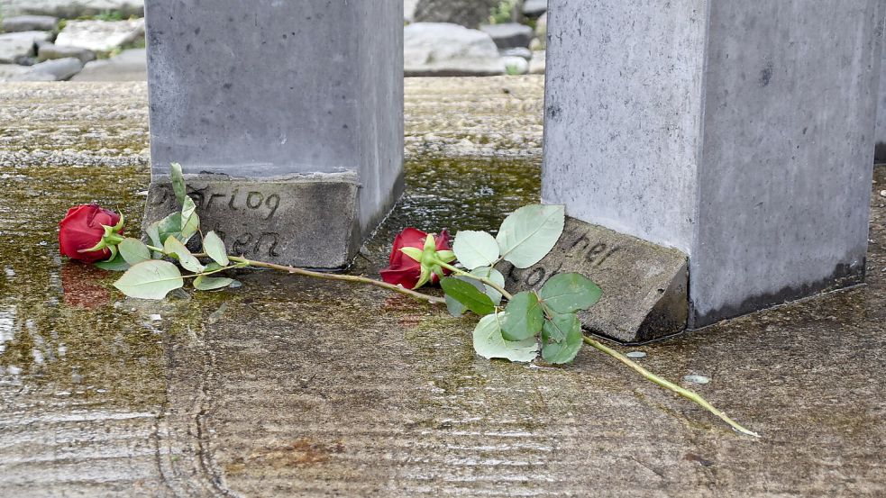 Rote Rosen wurden an den 13 Stelen des Denkmals niedergelegt. Die Stelen erinnern an die Juden, die in Westoverledingen gelebt haben. Foto: Ammermann