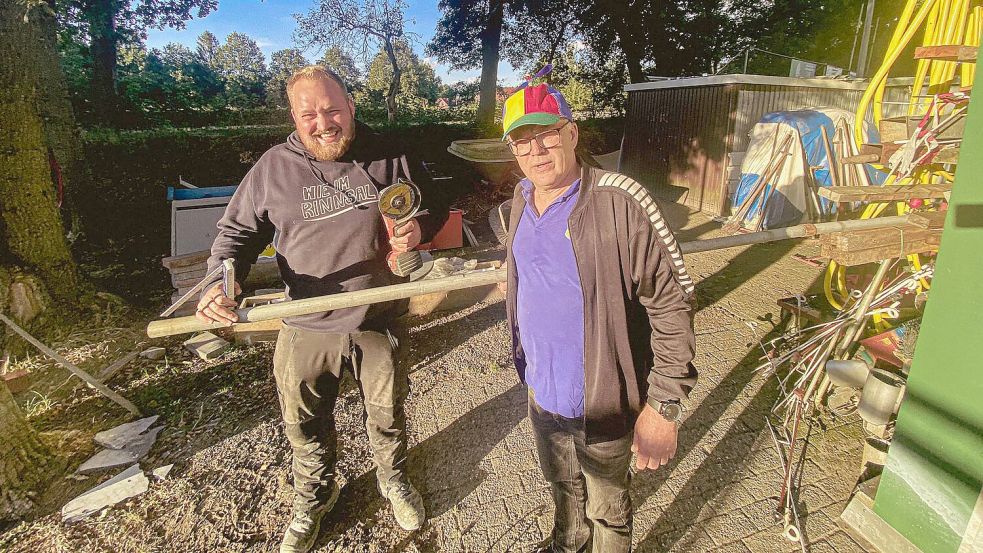 Udo Tesch, Platzwart vom SuS Steenfelde, und Wilke Zierden sind bei der Karnevals-Eröffnungsparty in Papenburg im Festzelt dabei. Foto: privat