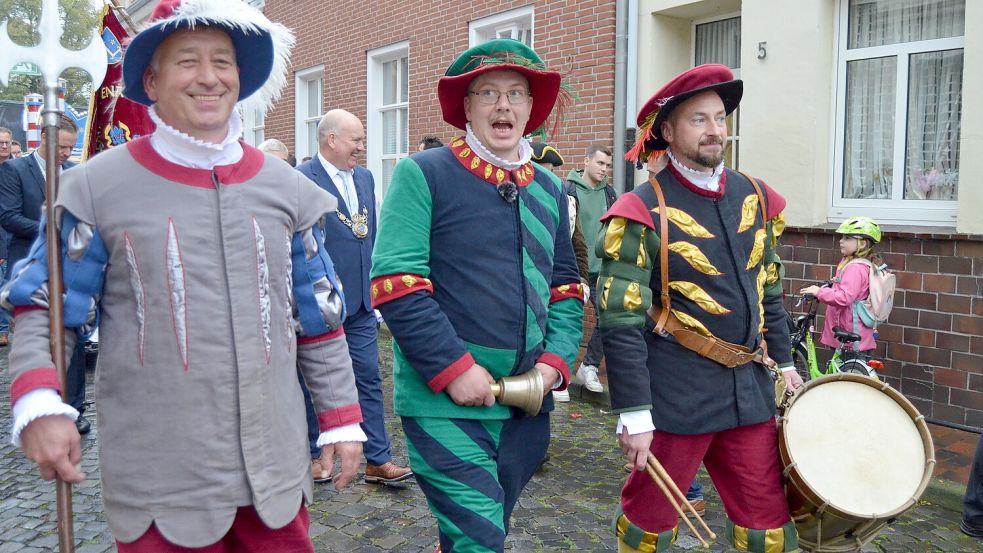 Hellebardenträger Reemt Reemtsema (von links), Ausrufer Hinrich Behrens und Trommler Michael Alsdorf begleiteten die Eröffnungsgäste zum Festzelt. Foto: Fertig