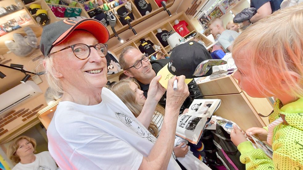 Der gebürtige Emder Komiker Otto Waalkes war im Juli für eine Autogrammstunde in seine Heimatstadt gekommen – Hunderte Fans standen Schlange. Seine Otto-Show aus den 1970ern wurde kürzlich vom WDR mit einem Warnhinweis versehen, was eine Debatte auslöste. Foto: Ortgies