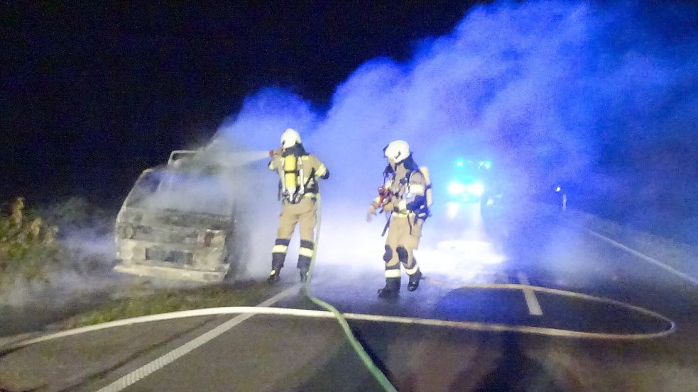 Mit sieben Fahrzeugen rückten die Feuerwehren aus Barßel und Scharrel zu dem Brand in Kamperfehn aus. Foto: Feuerwehr