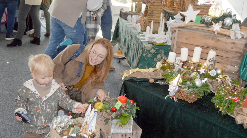 Schon die ganz Kleinen freuten sich am ersten Tag des Kreativmarktes an den vielen Angeboten, die bei dem Markt am Wochenende rund ums Weihnachtsfest präsentiert wurden. Auch am Sonntag läuft der Markt weiter: von 11 bis 17 Uhr im Haus der Vereine in Ostrhauderfehn. Fotos: Weers