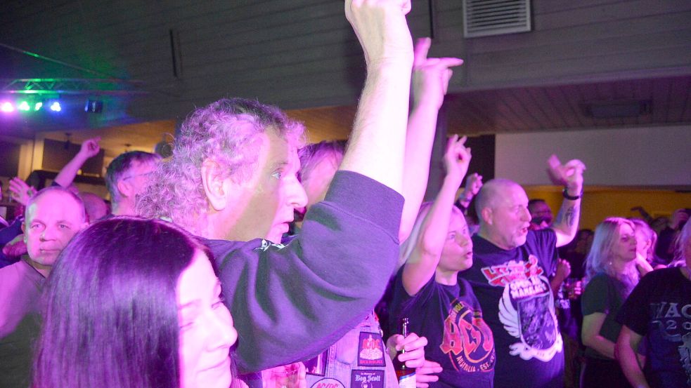 Die Fans gingen auch bei diesem fünften Auftritt der AC/DC-Tribute-Band auf dem Fehn wieder voll mit. Fotos: Weers