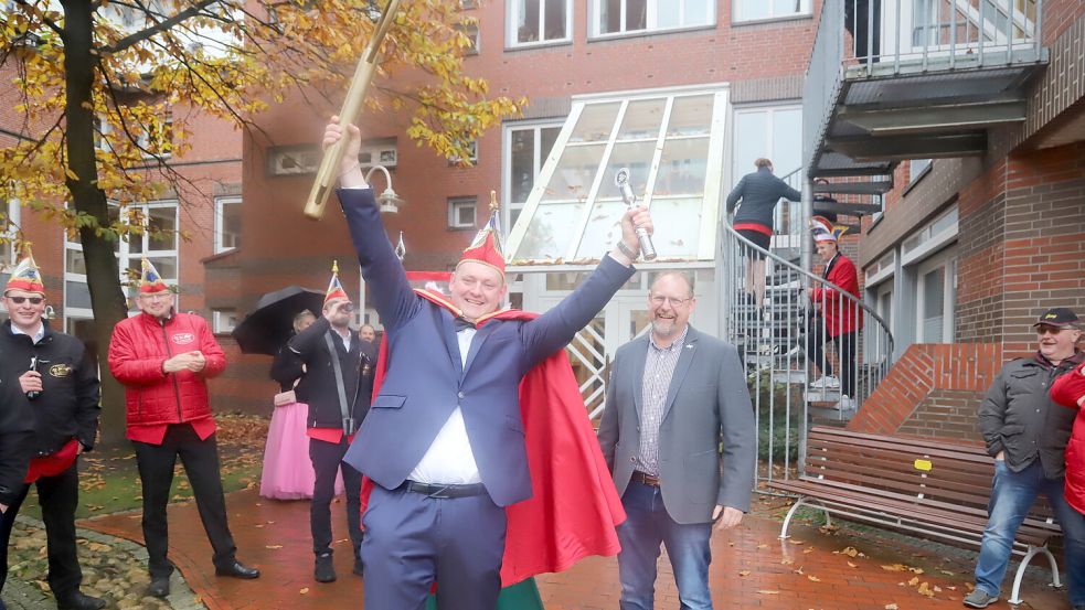 Der scheidende Prinz der KVG Ramsloh, Frank Fresenborg, hat den Rathausschlüssen von Saterlands Bürgermeister Thomas Otto (rechts) erobert. Foto: Passmann