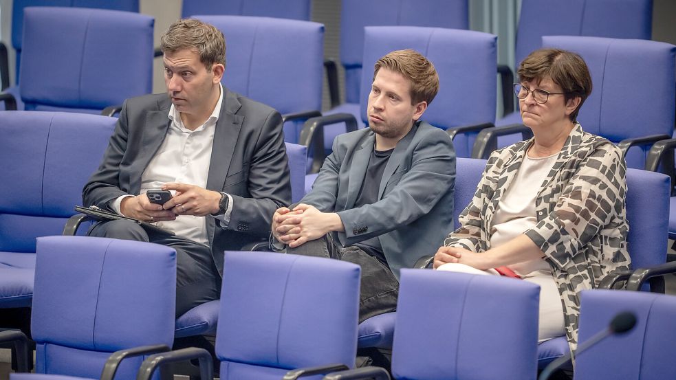 Zuversicht sieht anders aus: Der SPD-Vorsitzende Lars Klingbeil (l.) verfolgt mit Generalsekretär Kevin Kühnert und Co-Parteichefin Saskia Esken eine Debatte im Bundestag. Foto: dpa/Michael Kappeler