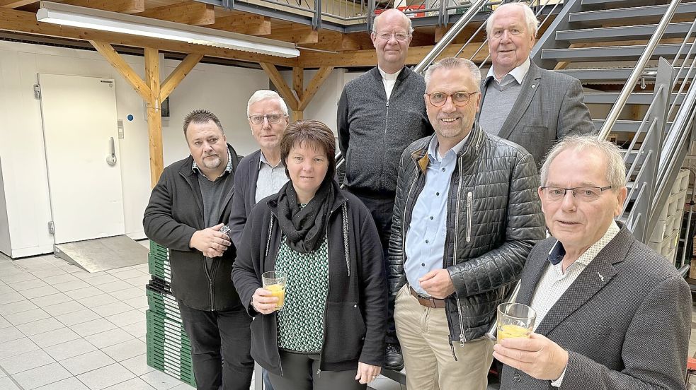 Stießen auf die neuen Tafel-Räume an (von links): Eckehard Drees (Gemeindecaritas), Johannes Budde und Bianca Henken (Tafel Vorstand), Pfarrer und stellvertretender Dechant Christoph Winkeler (CSW-Vorstand), CSW-Vorstandsvorsitzender Heribert Mählmann sowie Werner Fuhler und Reinhold Looschen (Tafel-Vorstand). Foto: Wimberg