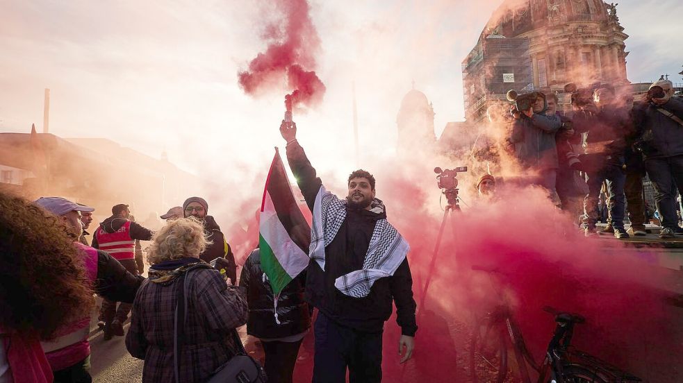 In Berlin und anderen deutschen Städten eskalierten Pro-Palästina-Demonstrationen. Foto: Jörg Carstensen/dpa