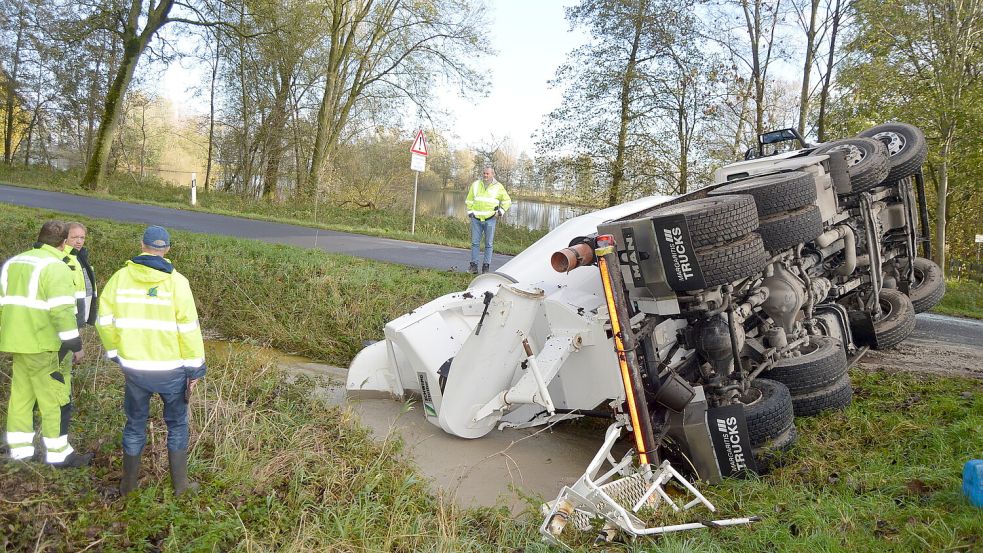 Feuerwehr, Polizei und Umwelt-Spezialisten waren vor Ort, um den Schaden in Mitling-Mark zu begutachten. Foto: Weers