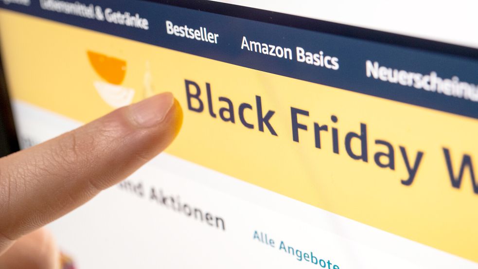 Schnäppchenjagd zum Black Friday. Foto: dpa/Mohssen Assanimoghaddam