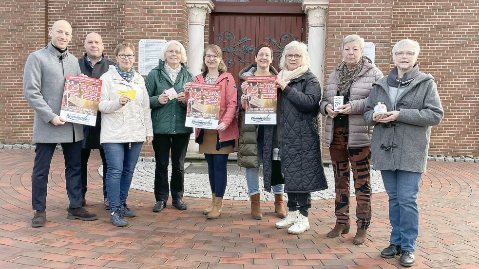 •Auf eine erfolgreiche Losaktion freuen sich die Helfer die Kaufleute und die Organisatoren von „Fehntjer schenken Fehntjern“. Foto: Hellmers