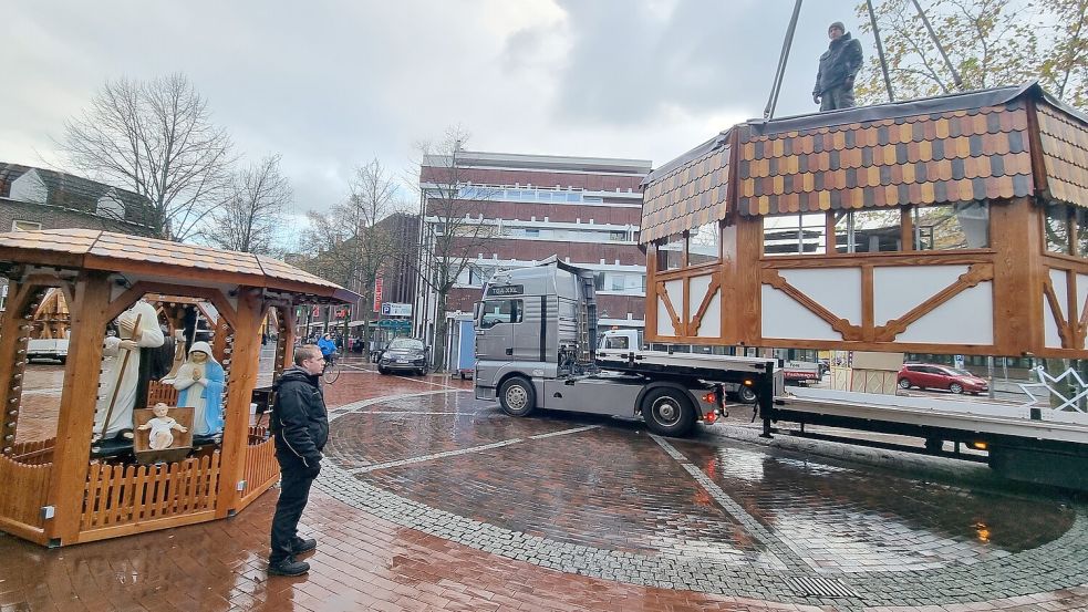 Am Freitagmorgen wurden die einzelnen Elemente vom Tieflader gehoben. Foto: Bothe