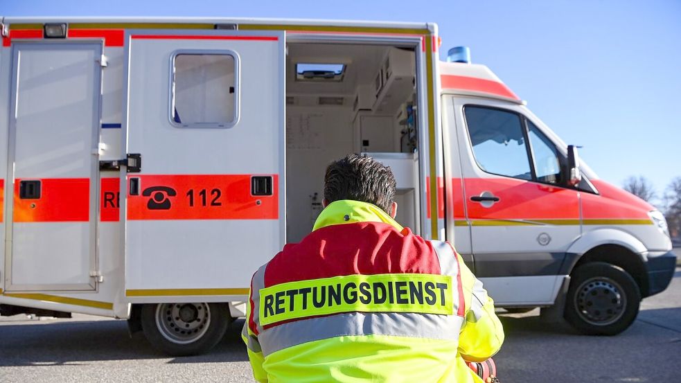 Von Niedersachsen über Sachsen-Anhalt bis nach Perleberg in Brandenburg ging die Fahrt für einen 94-Jährigen Patienten im Rettungswagen. Foto: Jens Kalaene/dpa