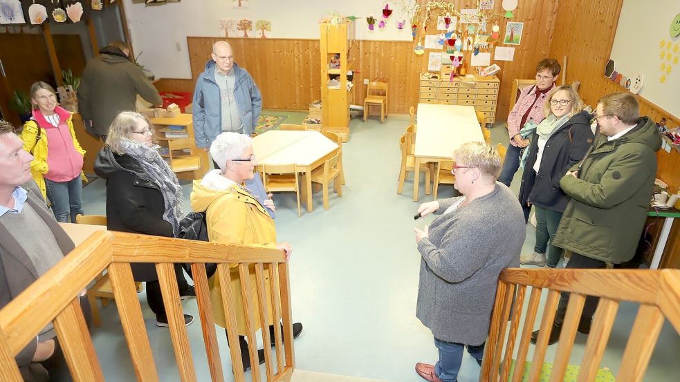 Vor der Sitzung am Mittwochabend guckten sich die Mitglieder des Ausschusses Jugend, Familie, Senioren und Soziales der Gemeinde Barßel im Kindergarten St. Marien in Harkebrügge um. Foto: Passmann