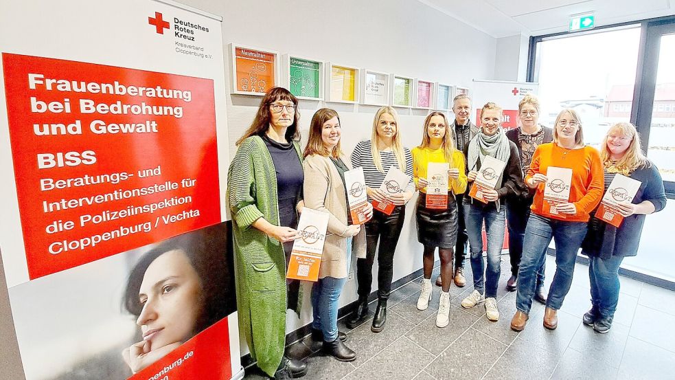 Die Gleichstellungsbeauftragten der Kommunen mit Vertreterinnen des DRK Cloppenburg und Andreas Knappe von der Bäckerinnung mit den Brötchentüten, die für das Thema häusliche Gewalt sensibilisieren sollen. Foto: Kreisverwaltung Cloppenburg