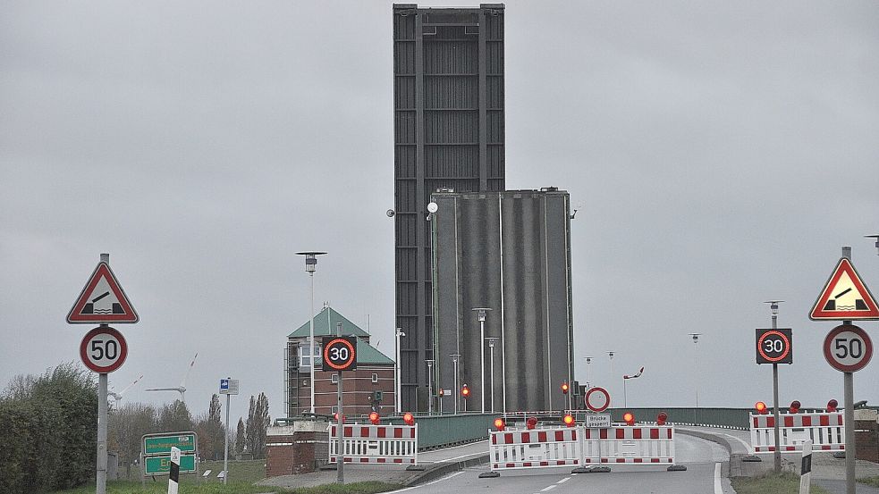 Die Jann-Berghaus-Brücke bleibt den ganzen Donnerstag geöffnet. Foto: Wolters