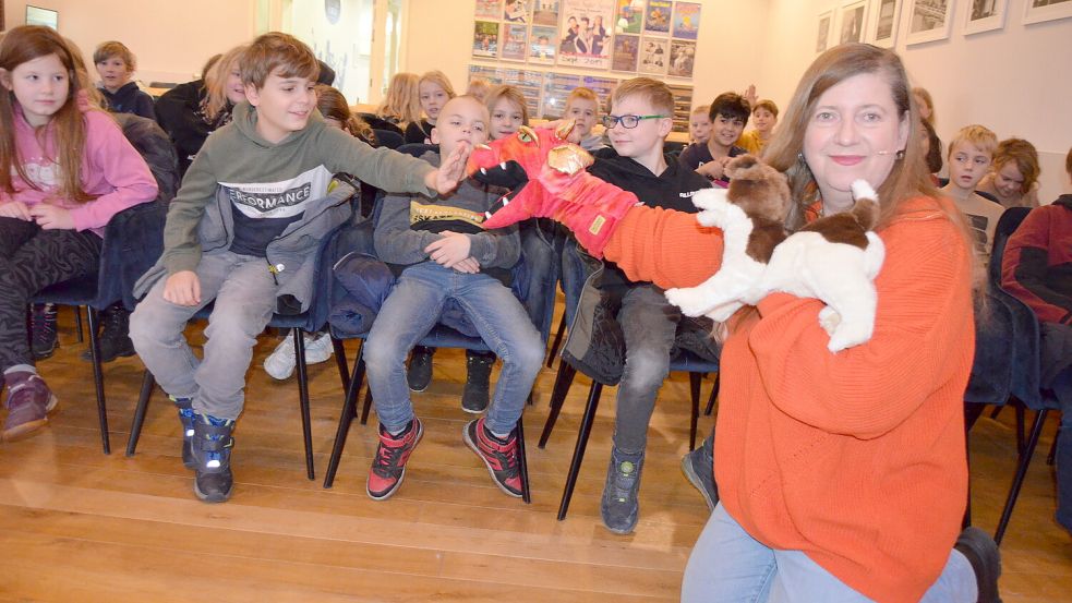 Auch Handpuppen kamen bei den Lesungen, die Usch Luhn am Mittwoch und Donnerstag vor allen Grundschülern der Gemeinde Rhauderfehn hielt, zum Einsatz. Foto: Fertig