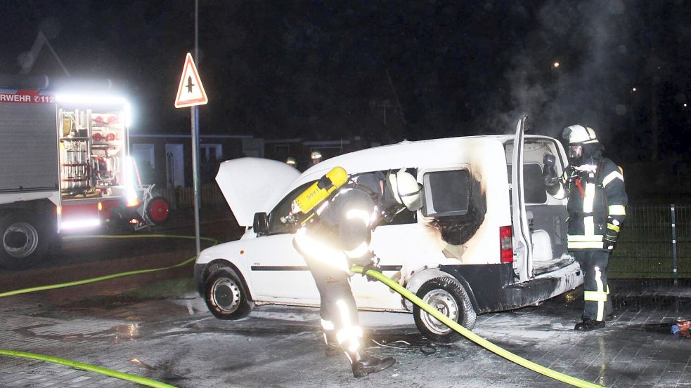 Die Flammen beschädigten den Kastenwagen. Foto: Feuerwehr