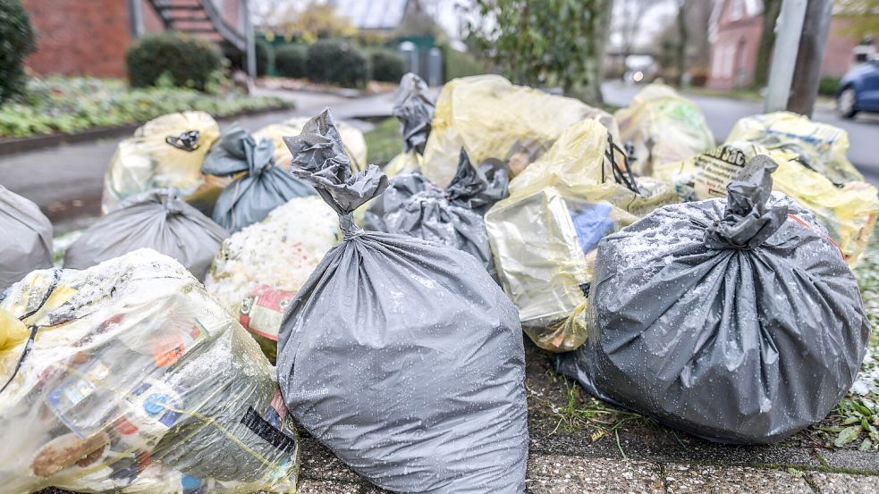 Gelbe Säcke bleiben kostenlos. Für Restmüll-Säcke fallen im kommenden Jahr höhere Entgelte an. Foto: Ortgies