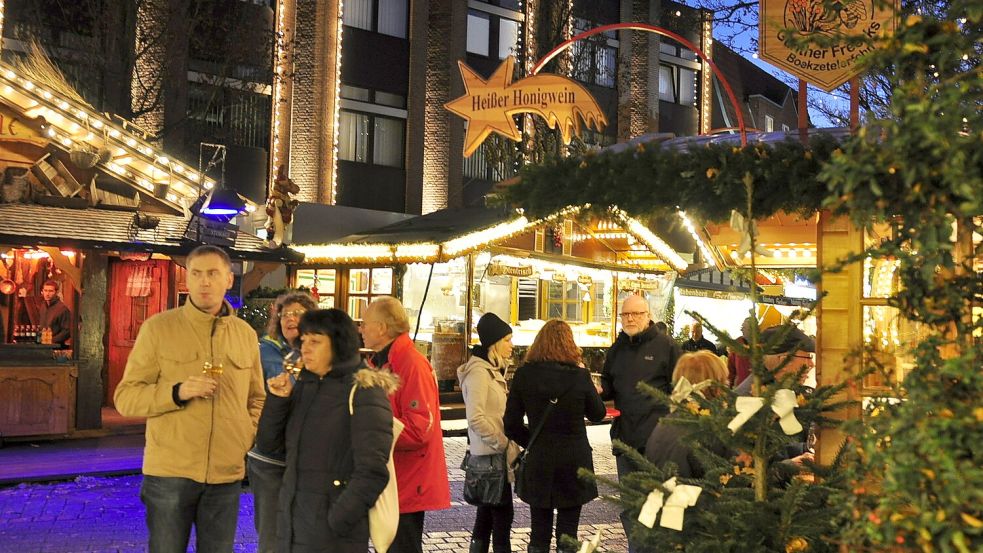 In der Leeraner Innenstadt ist der Weihnachtsmarkt bereits gestartet. Fotos: Archiv