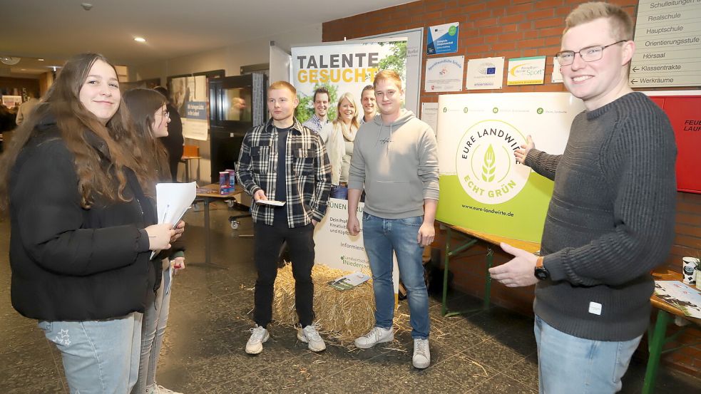 An diesem Stand, der bei der Ausbildungsmesse an der IGS Barßel aufgestellt war, warben Mitglieder der Landjugend für Berufe in der Landwirtschaft. Foto: Passmann