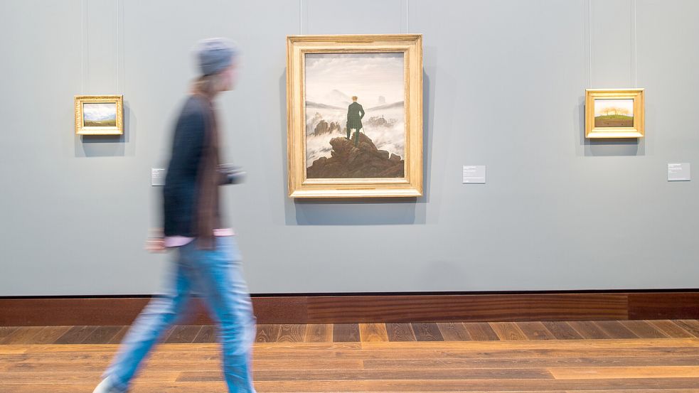 Auch für das breite Publikum ein berühmtes Motiv: Gemälde „Der Wanderer über dem Nebelmeer“ (M) von Caspar David Friedrich in der Hamburger Kunsthalle. Foto: dpa/picture-alliance