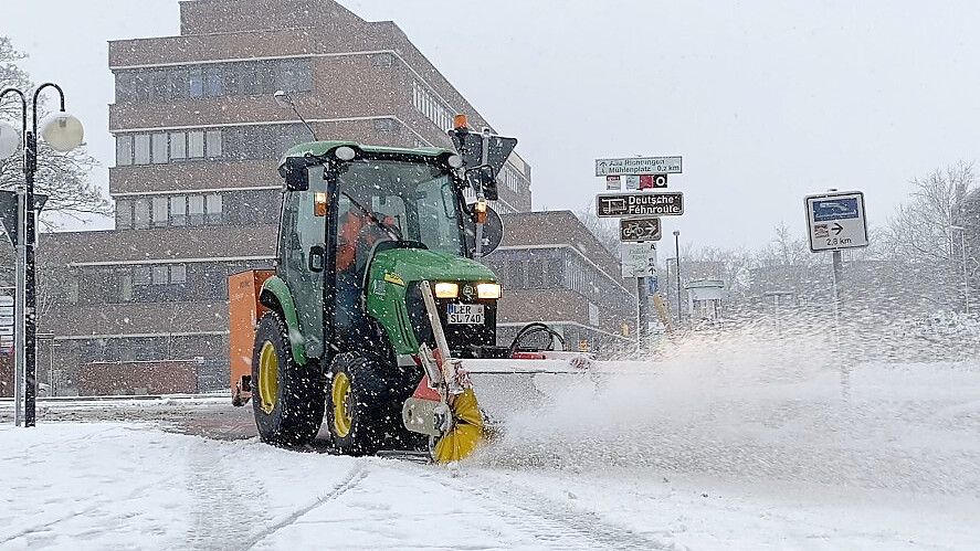 Zwei Teams mit jeweils mehr als 20 Mitarbeitern sind für den Winterdienst der Stadtwerke Leer im Einsatz. Foto: Stadtwerke