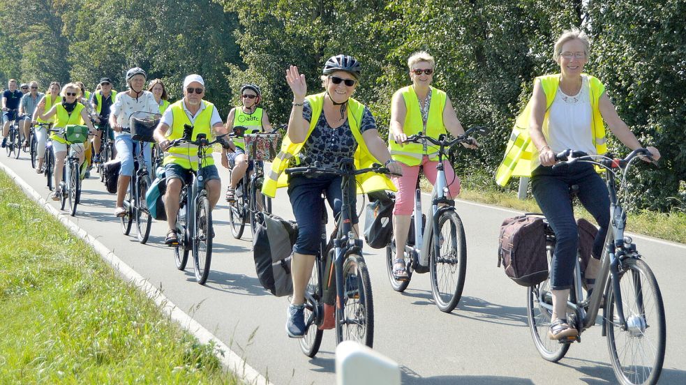 Allein aus Potshausen machten sich 70 Radfahrer auf den Weg zur Infoveranstaltung nach Stickhausen. Auf dem Treffen wurde über den Stand der Dinge für den Radwegebau auf der Landesstraße 21 berichtet. Fotos: Weers