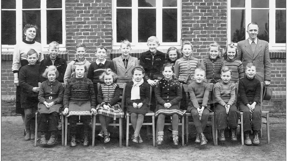 Die Schüler der Rorichumer Dorfschule im Jahr 1953 mit Lehrerin Wäcken und Lehrer Runze. Foto: Dorfchronik-Team