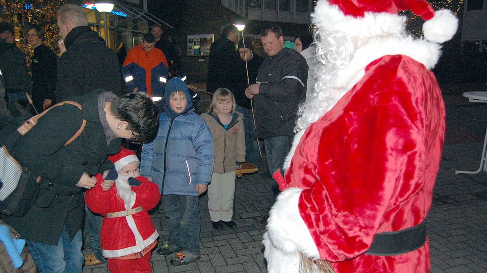 Beim Weihnachtsmarkt der Volksbank in Westrhauderfehn hat auch der Weihnachtsmann sein Kommen zugesagt. Archivfoto: Janßen
