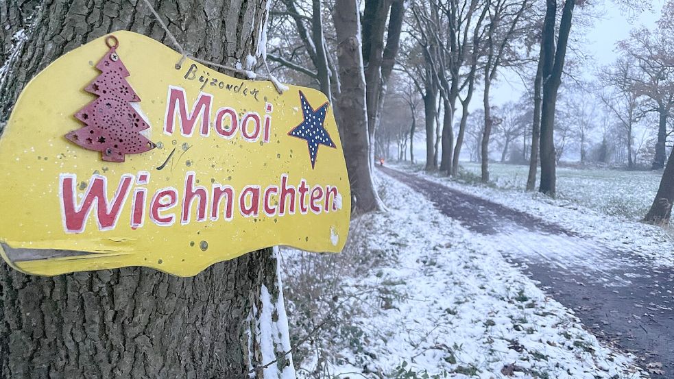 „Mooj Wiehnachten“ heißt es auf diesem Schild. Wer es aufgestellt hat, ist unbekannt. Foto: Hellmers