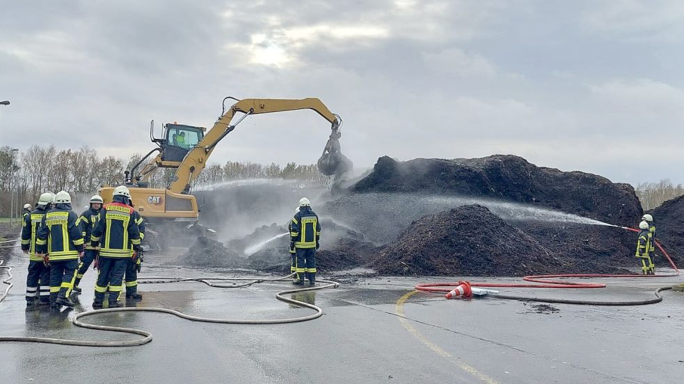 Ein Komposthaufen auf der Mülldeponie in Breinermoor geriet am Samstag in Brand. Foto: Feuerwehr Westoverledingen