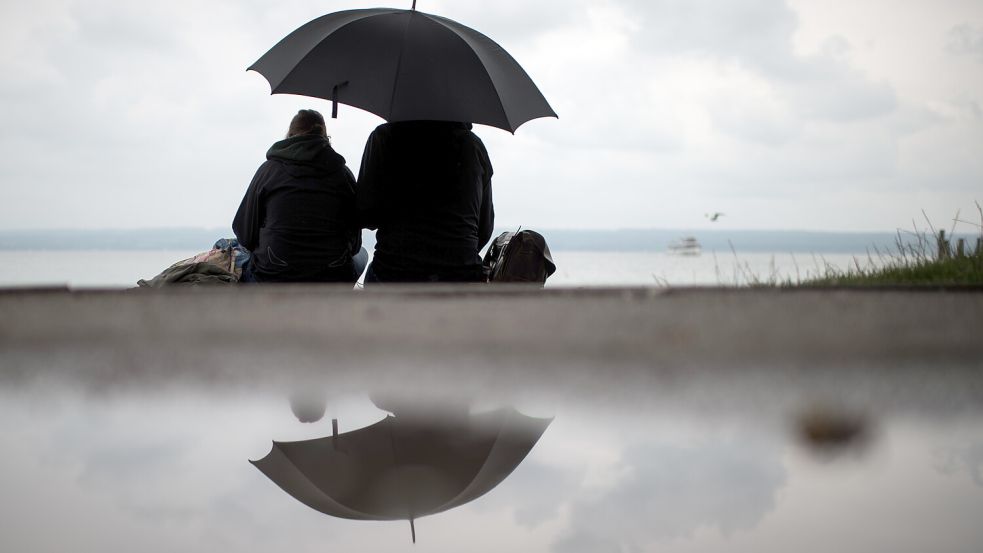 In den kommenden Tagen sollten die Menschen in Niedersachsen das Haus nicht ohne Regenschirm verlassen. Foto: dpa/Matthias Balk