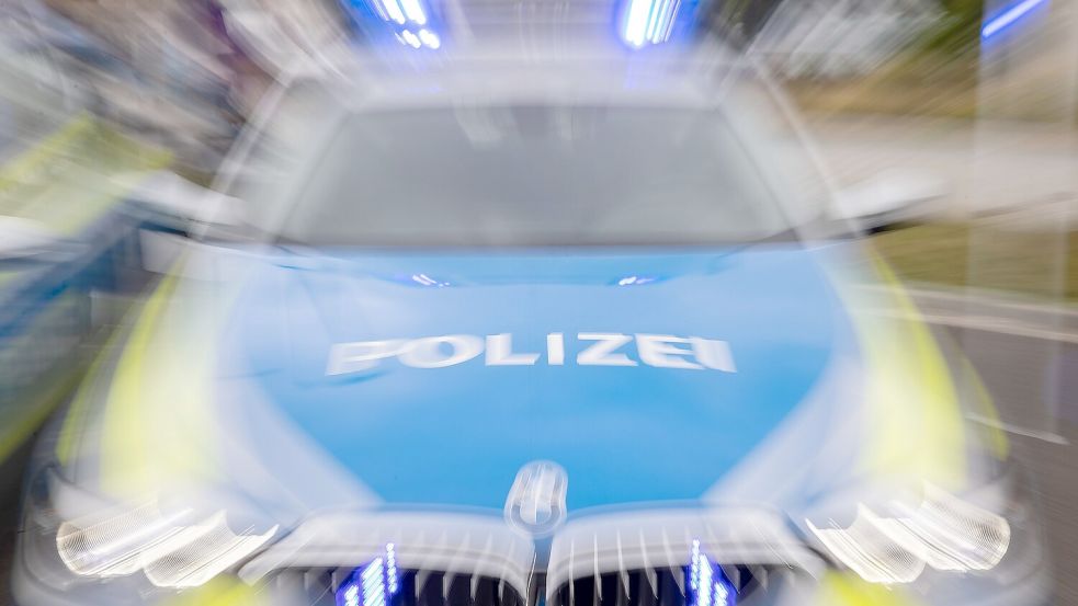 Am Mittwochabend war die Polizei in Emden im Einsatz. Symbolfoto: DPA