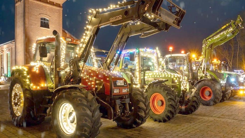 Gleich drei Lichterfahrten mit Traktoren sind in der Region am Samstag geplant. In Rhauderfehn und Saterland fahren die Landwirte mit ihren geschmückten Treckern bereits nachmittags. In der Gemeinde Apen (Foto) ist Start um 18.30 Uhr. Foto: Gemeinde Apen