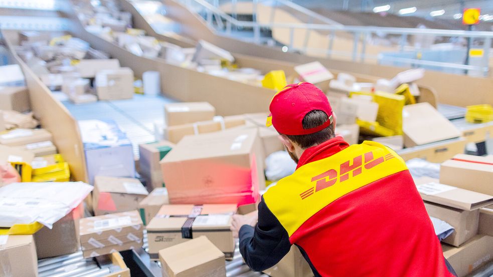 Damit das Paket pünktlich unterm Baum liegt, sollten Versender es rechtzeitig abgeben. Foto: dpa/Rolf Vennenbernd