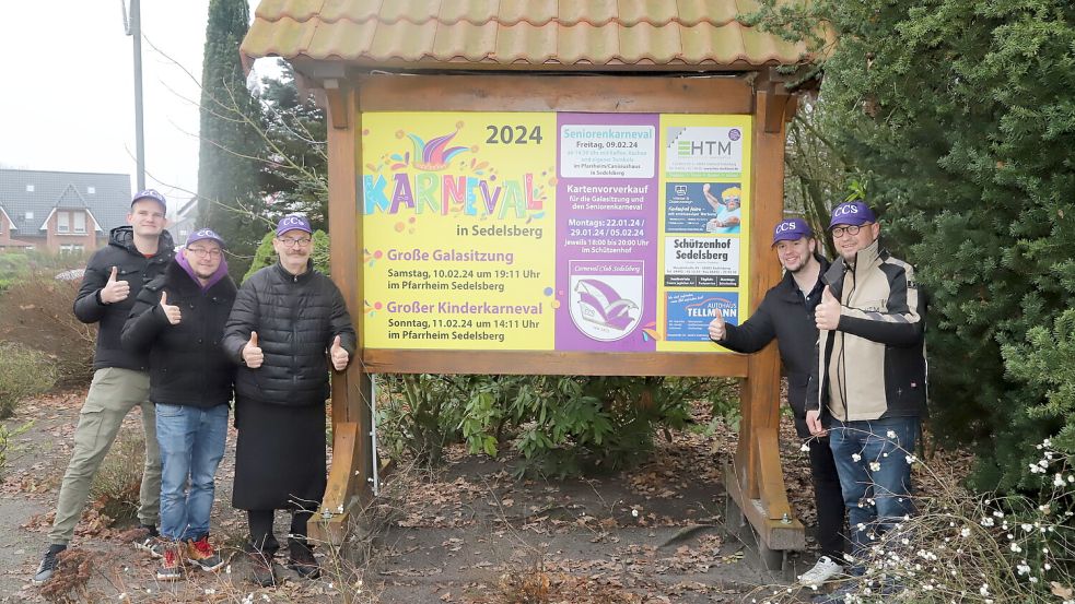 Große Hinweisschilder an den Ortseingängen von Sedelsberg stellte der Elferrat des Carneval Club Sedelsberg (CCS) auf. Foto: passmann