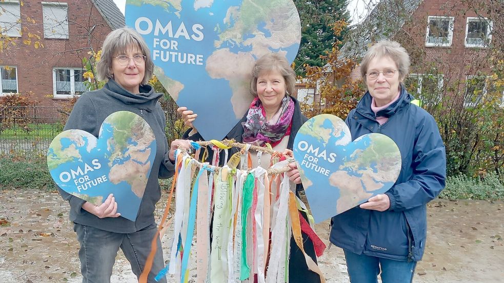 Margit Tütje-Schlicker (von links), Christiane Böttcher und Heike Hönmann sind auch ohne eigene Enkelkinder bei „Omas for Future“ mit Freude dabei. Foto: Scherzer